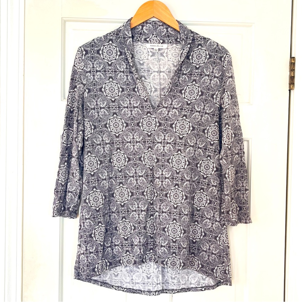 Rose + Olive Paisley V-neck Top 3/4 Sleeve Grey and white print - Picture 2 of 6